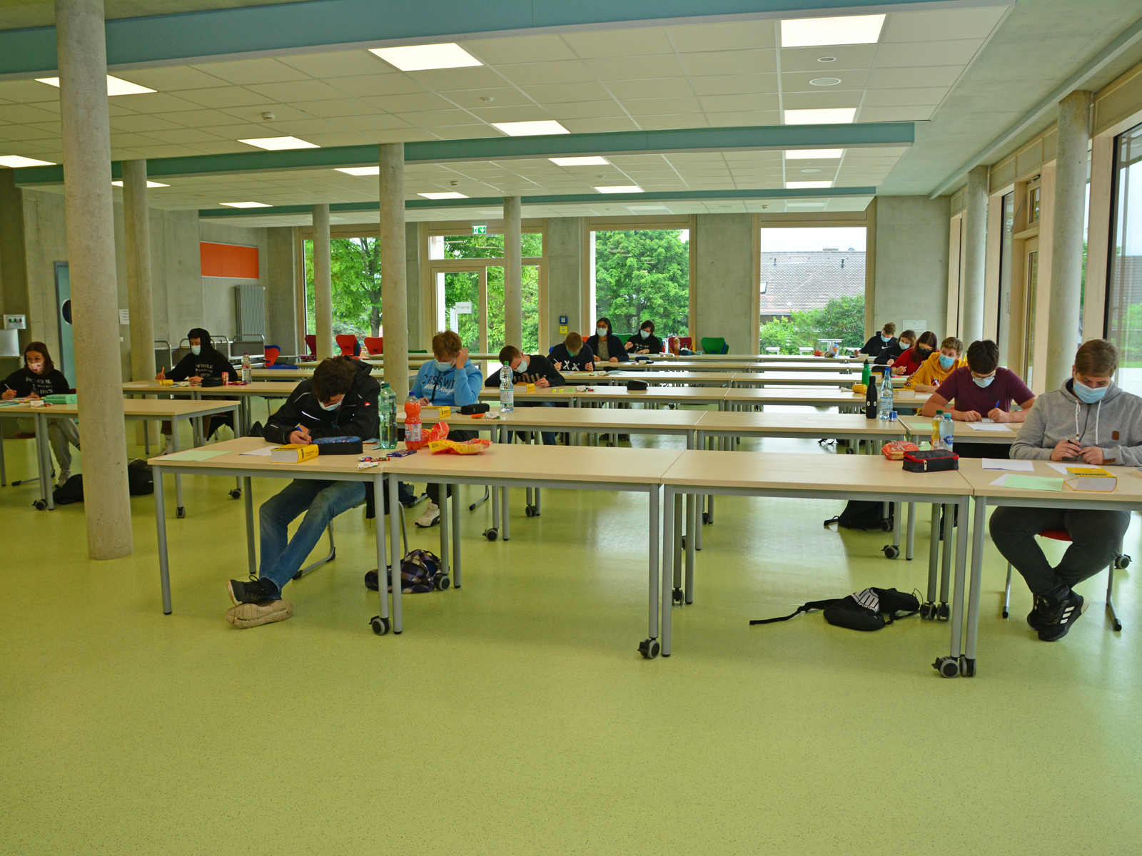  Gespannte Konzentration: Die Schülerinnen und Schüler der LG10 bei ihren Prüfungen. 