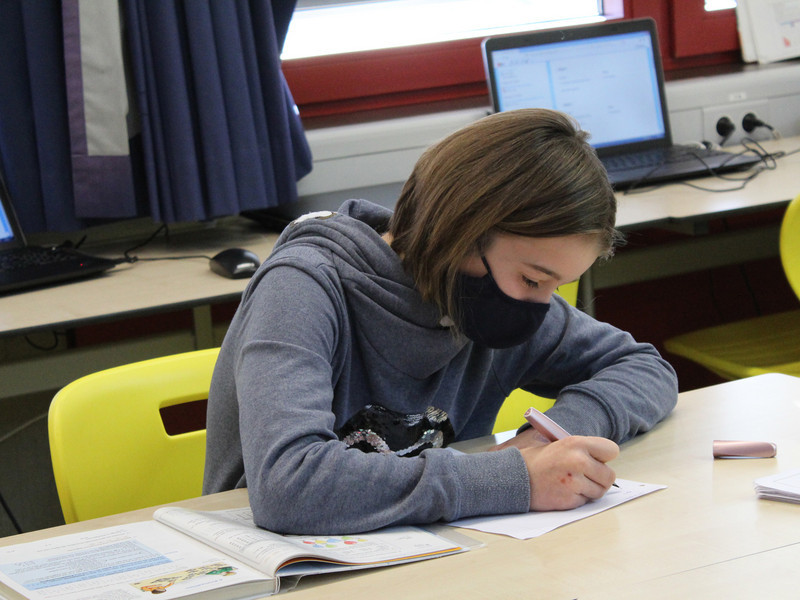  Während der Lernzeit bearbeiten Schülerinnen und Schüler die Aufgaben in ihrer Lernagenda. 