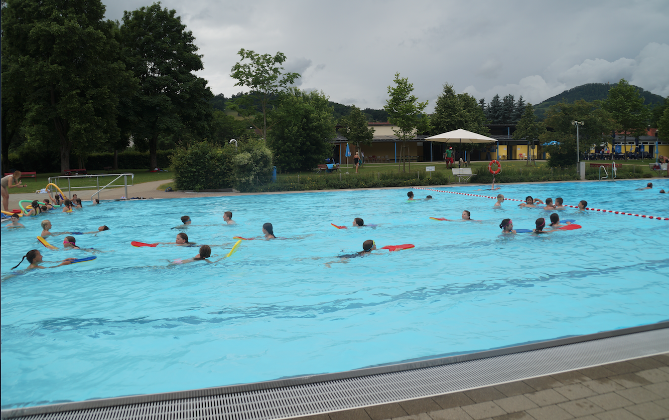  Bei sommerlichen Temperaturen war das Schwimmen für die Grundschüler ein echtes Highlight. 