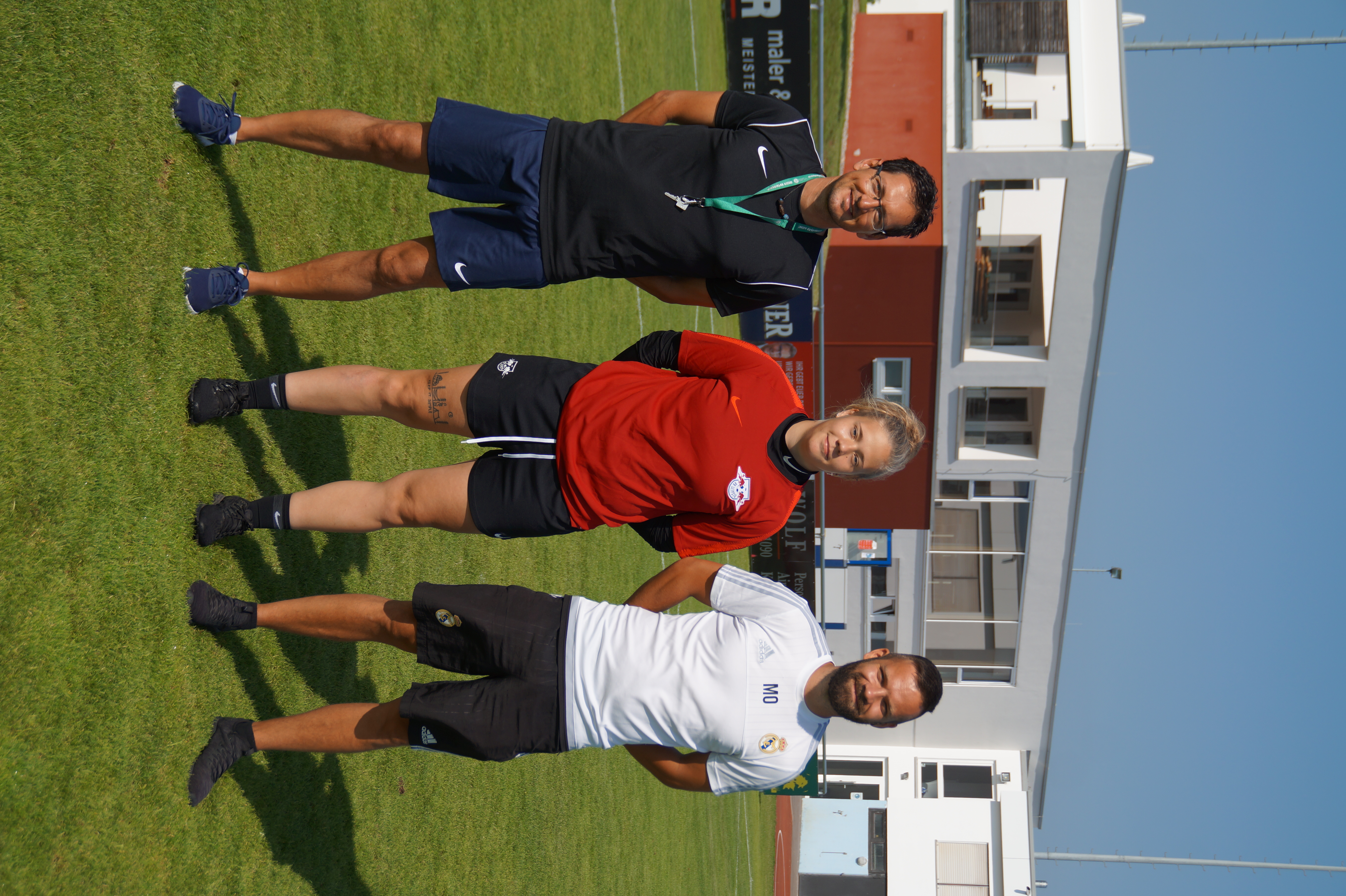  Sportlehrer Martin Waibel (li.) mit den beiden Profi-Gästen aus Leipzig und Madrid. 