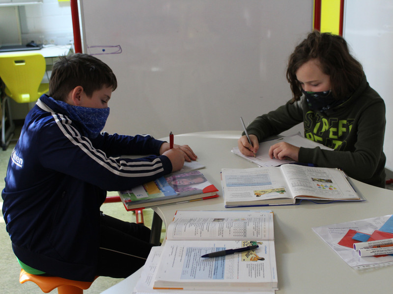  Bei kooperativen Lernformen können die Schülerinnen und Schüler gemeinsam Aufgaben bearbeiten. 