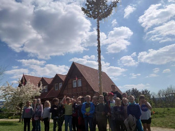 Kinder des Bauernhof-GTA der Klassen 1-4 stellen Maibaum auf dem Schlatthof