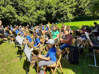 Musikklassen aus Waldstetten und Straßdorf sorgen für stimmungsvollen Auftritt